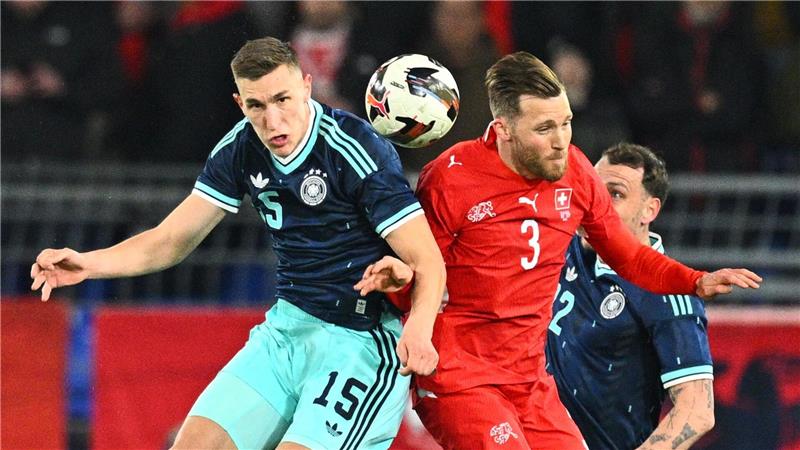 Wirtz-Gala bei Fehlerfestival: 4:3 in der Schweiz Erwischte keinen guten Abend: Nico Schlotterbeck (l.)