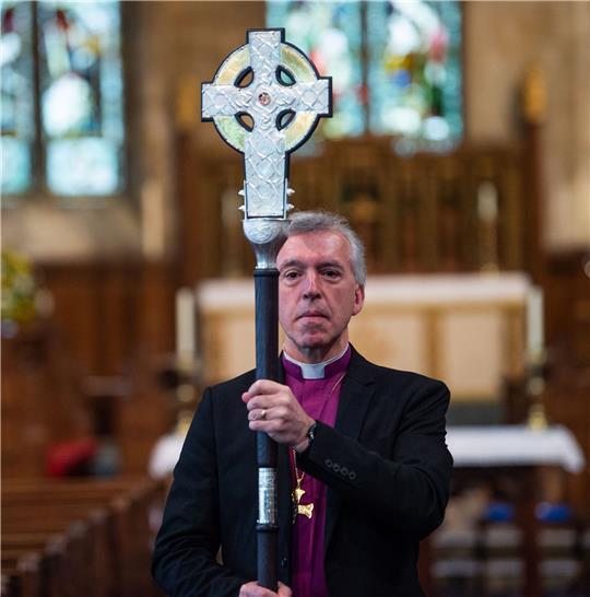 Erzbischof Andrew John mit dem «Cross of Wales».