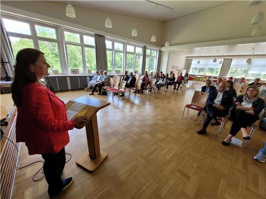 Erzieherin Birgit Alker-Friehe erklärt den geladenen Gästen aus fachlicher Sicht die Idee und das Konzept hinter Kiwi. Foto: Exner