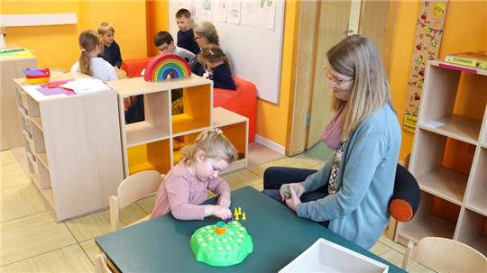 Erzieherin Nicole Bügener (vorne rechts) legt Wert auf individuelle Förderung.