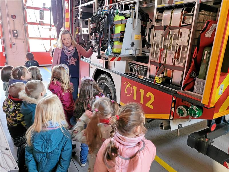 Spannende Einblicke in die Bad Harzburger Feuerwehr Erzieherin und Ex-Feuerwehrfrau Sandra Effert zeigt ihren Schützlingen die Gerätschaften im Feuerwehrfahrzeug. Fotos: Exner