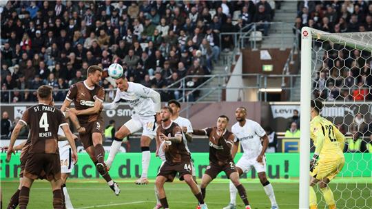 Erzielte mit seinem 18. Saisontor die Führung: Leverkusens Patrik Schick (3.v.l.). 