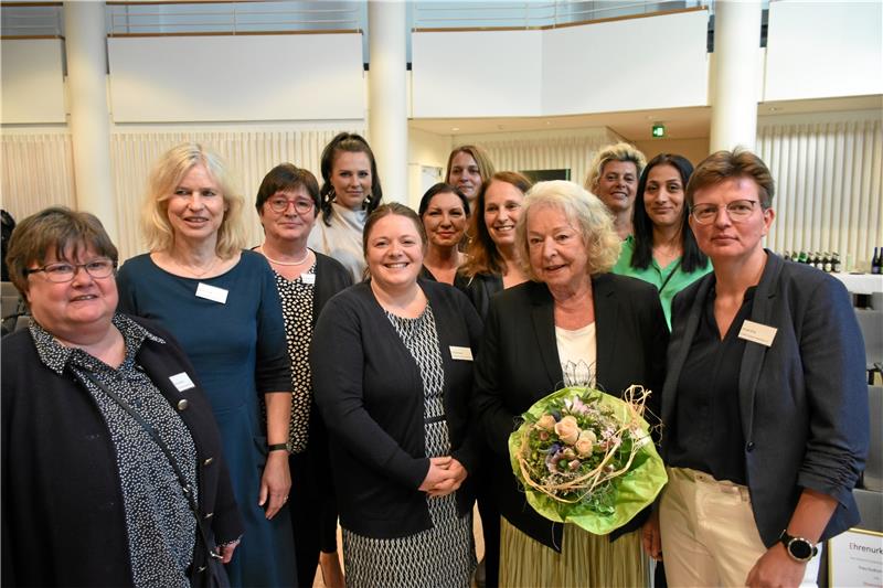 „Es bedarf der Solidarität vieler, damit eine solche Arbeit geleistet werden kann“, sagte Renate Lucksch. „So isses“, kommentierte Gudrun Hesse, die bis November letzten Jahres 21 Jahre lang ehrenamtlich, verlässlich und netzwerkbildend für das Frauenhaus arbeitete. Für das Foto versammeln sich Mitstreiterinnen um die 82-Jährige. Foto: Kempfer