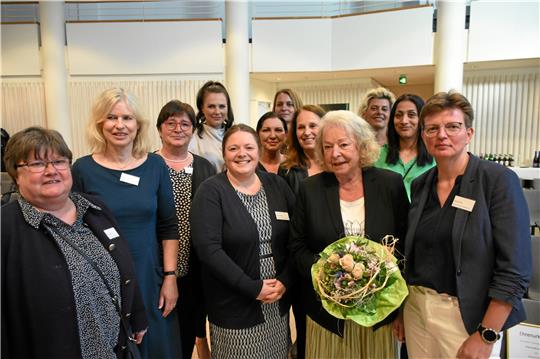 „Es bedarf der Solidarität vieler, damit eine solche Arbeit geleistet werden kann“, sagte Renate Lucksch. „So isses“, kommentierte Gudrun Hesse, die bis November letzten Jahres 21 Jahre lang ehrenamtlich, verlässlich und netzwerkbildend für das Frauenhaus arbeitete. Für das Foto versammeln sich Mitstreiterinnen um die 82-Jährige. Foto: Kempfer