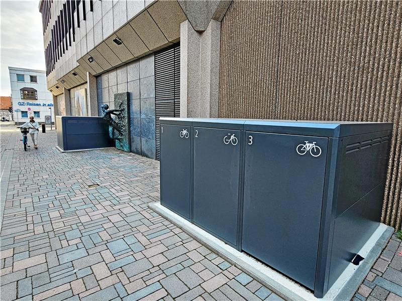 Es bleibt dabei: Fahrradboxen, Schließfächer und Reparaturset sollen innerhalb der Altstadt den Standort wechseln – jetzt nur voll funktionsfähig mit richtigen Schlössern. Foto: Sowa