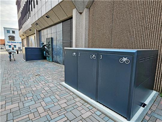 Es bleibt dabei: Fahrradboxen, Schließfächer und Reparaturset sollen innerhalb der Altstadt den Standort wechseln – jetzt nur voll funktionsfähig mit richtigen Schlössern. Foto: Sowa