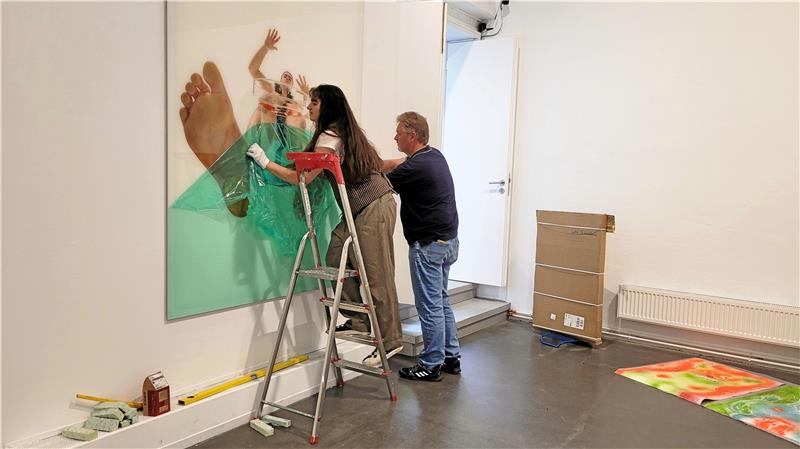 „Not too close“: Kunst befreit von Schubladendenken Es bleibt noch viel zu tun vor der Eröffnung der Ausstellung „Not too close“ am Sonntag: Lexi Schnäbele (li.) und Sascha Engel bringen die Kunst im Mönchehaus an die Wand. Foto: Skuza