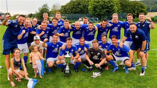 Es darf gejubelt werden: Der FC Othfresen holt durch ein 3:1 gegen den FC Groß Döhren den Bärenkopfpokal des Jahres 2025. Foto: Drechsler