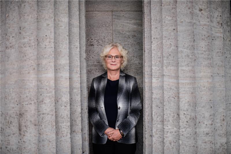 Verteidigungsministerin: „Putin ist unberechenbar“ "Es darf nicht sein, dass Putin diesen brutalen Angriffskrieg gewinnt", sagt Verteidigungsministerin Christine Lambrecht, hier in ihrem Berliner Ministerium. Foto: Reto Klar/ Funke Foto Services