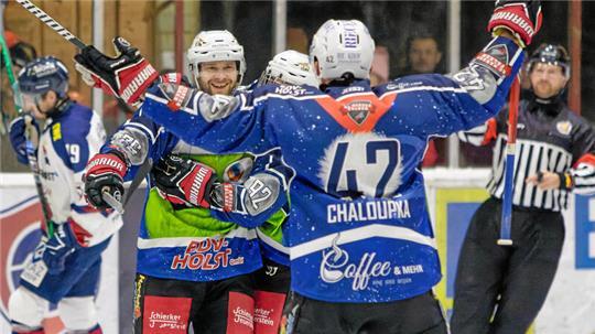 Es darf weiter gejubelt werden: Patrik Franz hat bei den Harzer Falken um eine weitere Saison verlängert. Der Eishockey-Regionalligist will am Samstag weitere Vertragsabschlüsse vermelden.