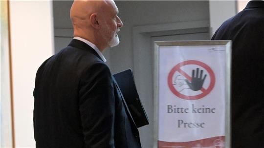 Es dringt nicht viel heraus aus dem Verhandlungssaal, hier dbb-Chef Volker Geyer im Potsdamer Hotelfoyer.