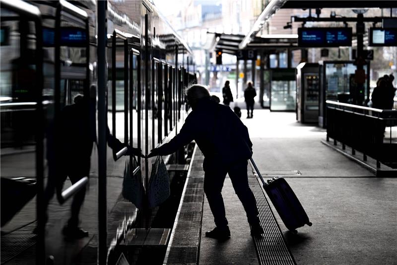 Erneut Warnstreiks an Flughäfen und bei Deutscher Bahn Es drohen erneut Warnstreiks bei der Bahn und anderen Bahnunternehmen.