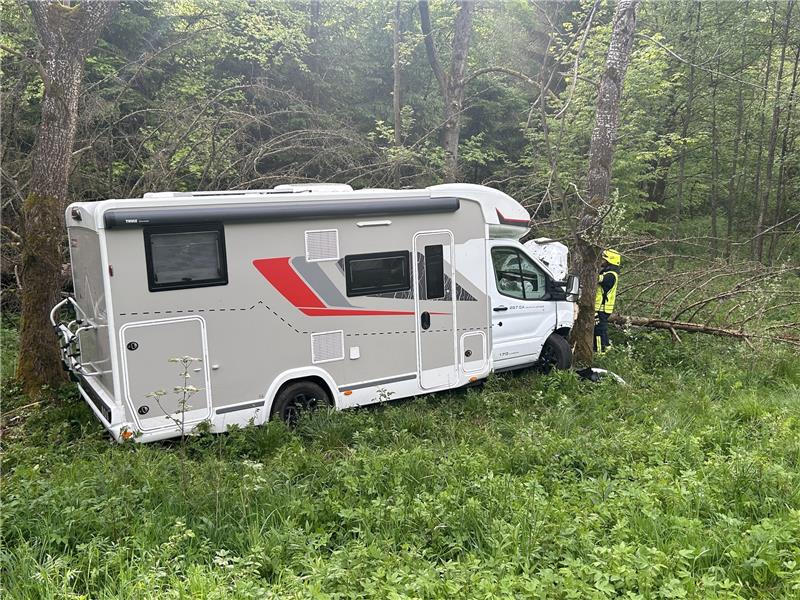 Braunlage: Ehepaar fährt mit Wohnmobil gegen Baum Es entstand ein Sachschaden in Höhe von 50.000 Euro. Foto: Feuerwehr Braunlage
