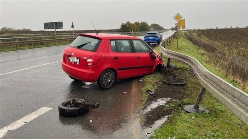 49-Jähriger übersieht entgegenkommendes Auto: Frau schwer verletzt Es entstand ein Sachschaden von circa 15.000 Euro.