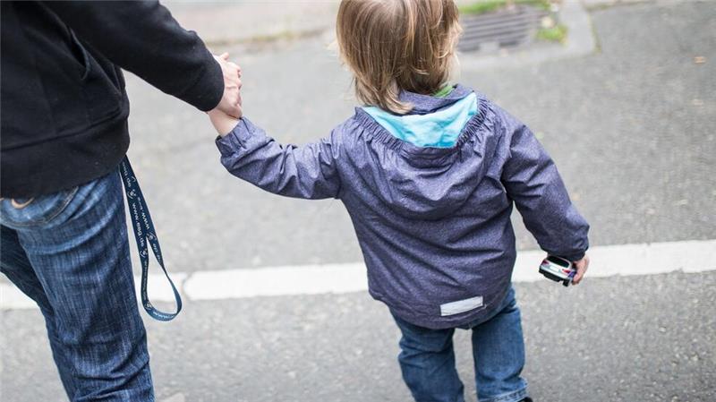 Jugendämter in der Krise - folgenschwer für Kinder in Not Es fehlt an Unterbringungsmöglichkeiten, kritisiert auch der Kinderschutzbund. (Symbolbild)