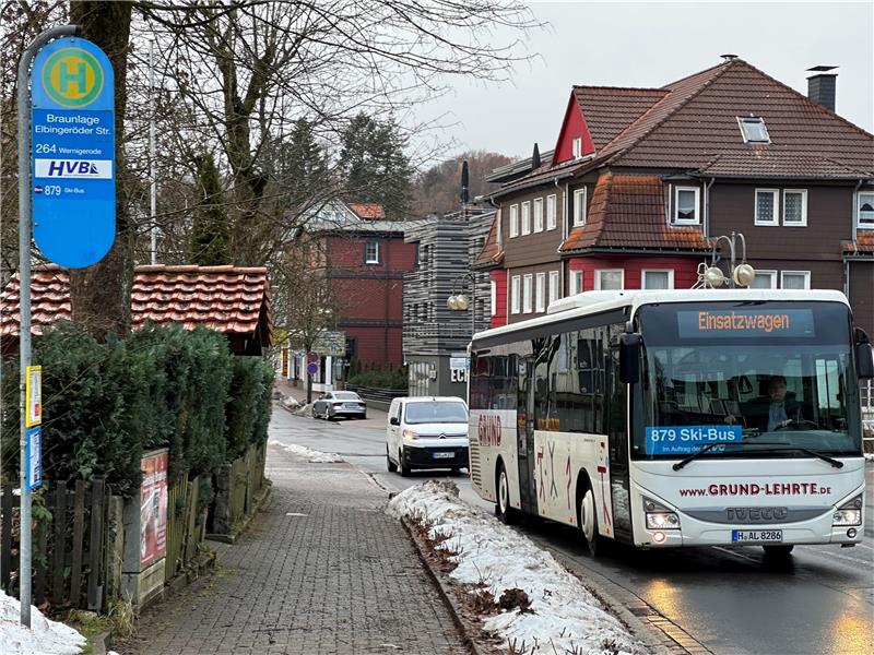 Es fehlt der Schnee: Zum Start ist die Resonanz eher mager. Der Skibus pendelt leer im Halb-Stunden-Takt zwischen Braunlage und dem Skigebiet am Hexenritt. Foto: Eggers