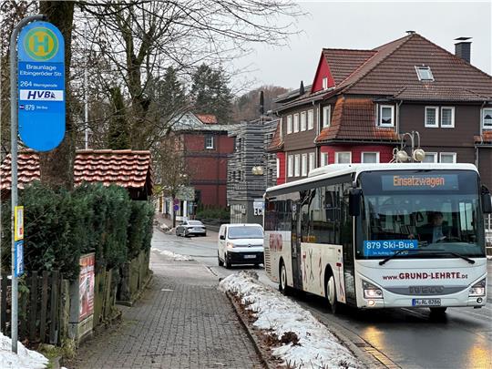 Es fehlt der Schnee: Zum Start ist die Resonanz eher mager. Der Skibus pendelt leer im Halb-Stunden-Takt zwischen Braunlage und dem Skigebiet am Hexenritt. Foto: Eggers