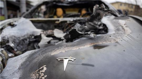 Es gab Boykottaufrufe und Protestaktionen an Tesla-Standorten in verschiedenen Ländern.