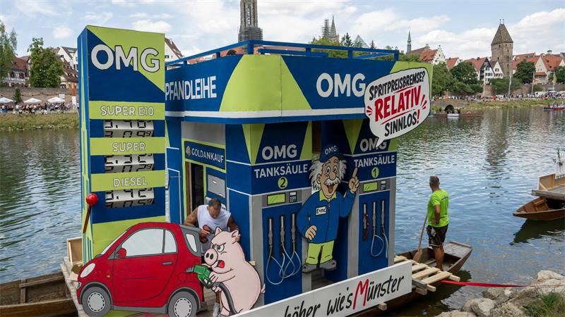 Warum in dieser Stadt der Montag einmal im Jahr heilig ist Es gab auch Boote zu aktuellen Themen.