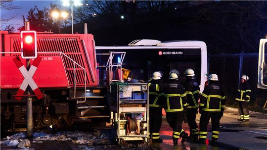 Es gab einen schweren Unfall mit einem Linienbus und einer Lokomotive in Hamburg.