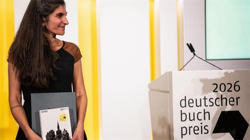 „Ein Roman gegen Gleichgültigkeit“ - Buchpreis für Bazyar Es gebe im Moment keine Minderheit in Deutschland, die keine große Sorge habe, sagte Bazyar bei der Preisverleihung.