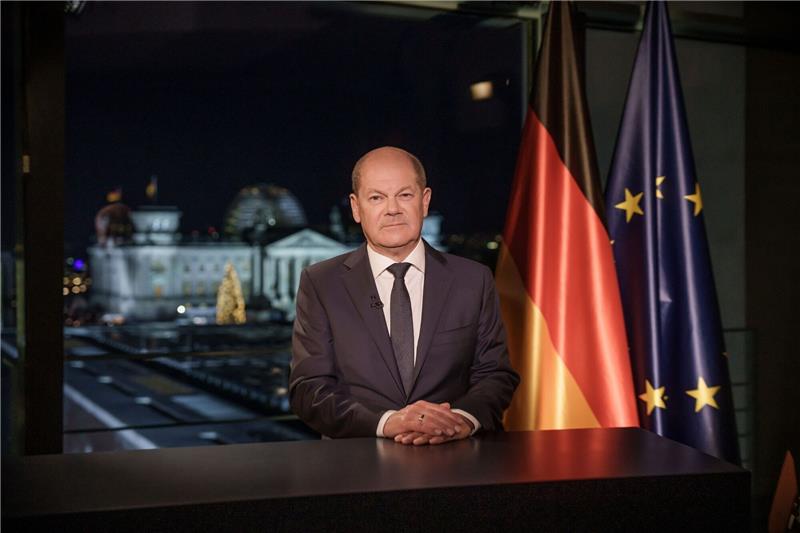 Kanzler Scholz ruft für das neue Jahr zu Zuversicht auf Es gehe «ein schweres Jahr zu Ende», so Kanzler Olaf Scholz. Hier bei der Neujahrsansprache im Kanzleramt.
