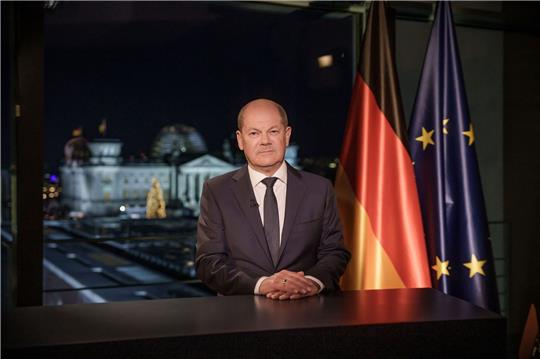 Es gehe «ein schweres Jahr zu Ende», so Kanzler Olaf Scholz. Hier bei der Neujahrsansprache im Kanzleramt.