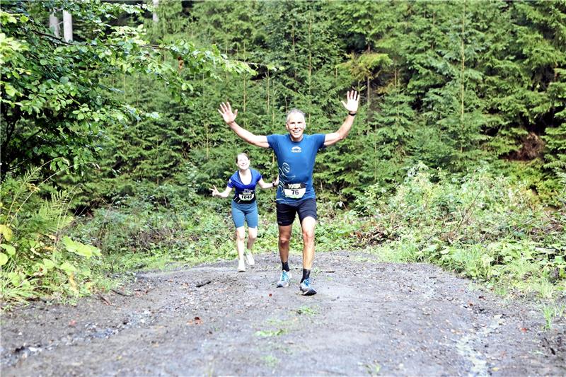 Busch verteidigt Vorjahressieg beim 10-Teiche-Marathon Es geht rauf und runter: Trotzdem könen Jörg Chittka (vorne) und Mareike Ueffing noch lachen. Foto: Neuendorf
