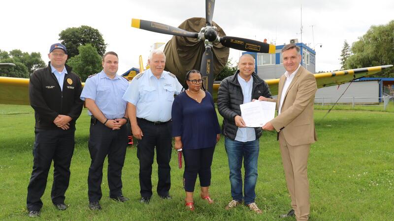 Harzkreis vereinbart Kooperation – Regionen helfen sich Es geht um den Brandschutz: Landrat Thomas Balcerowski (r.) hat mit Henry Prins und Wilhelmina Petersen aus dem südafrikanischem Distrikt Cape Winelands sowie Vertretern der Feuerwehr aus dem Harzkreis auf dem Flugplatz Ballenstedt eine Absichtserklärung unterzeichnet.