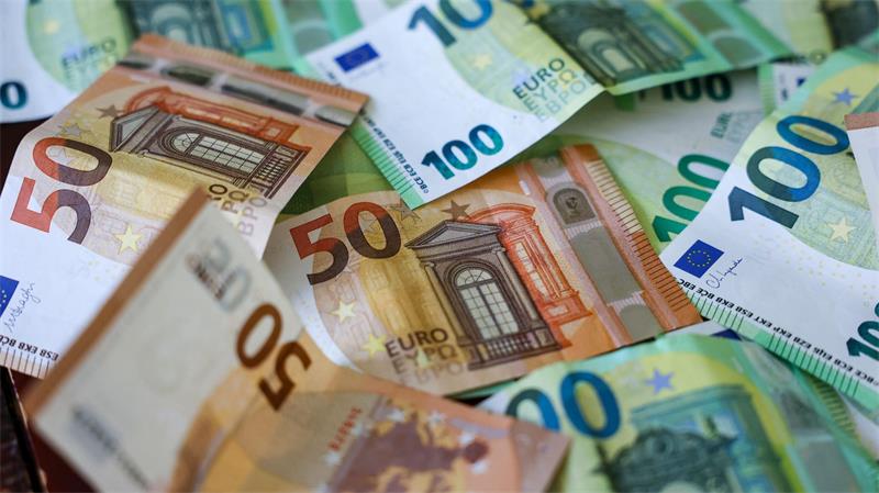 Mehrere 50- und 100-Euro-Scheine liegen locker übereinander verteilt