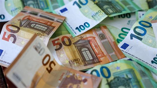 Mehrere 50- und 100-Euro-Scheine liegen locker übereinander verteilt