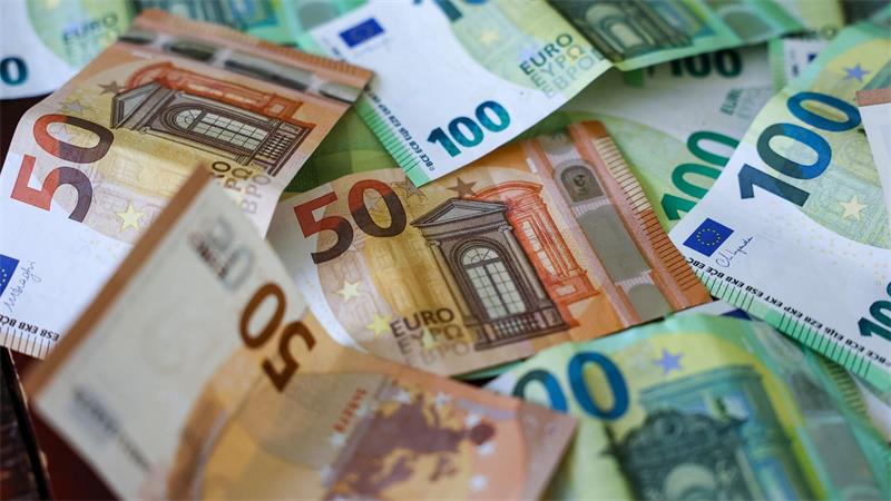 Mehrere 50- und 100-Euro-Banknoten liegen locker übereinander verteilt