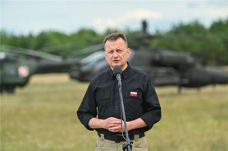 Polen verlegt 10.000 Soldaten an die Grenze zu Belarus «Es geht uns darum, den Aggressor abzuschrecken, damit er nicht wagt, Polen anzugreifen», sagt Polens Verteidigungsminister Mariusz Blaszczak.