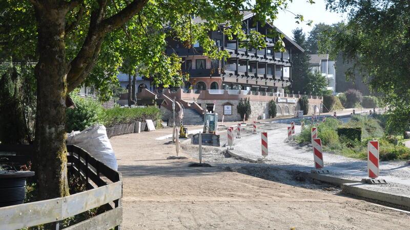 Lückenschluss zum Zentrum: Die Poststraße soll saniert werden Es geht voran: Die insgesamt 2,5 Millionen Euro teure Sanierung der Parkstraße zieht sich in Abschnitten vom Ortseingang an Kurpark und Kurhaus vorbei bis zum Hahnenkleer Berg hin und soll Ende 2025 fertig sein.