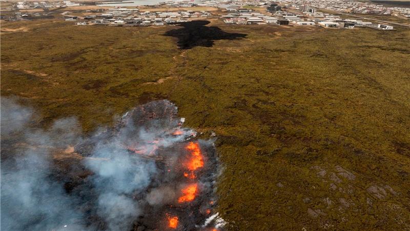 Lavamassen nahe Fischerort - Neuer Vulkanausbruch auf Island Es gibt Sorgen, inwieweit die Lavamassen dem Ort fernbleiben.