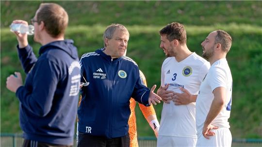 Es gibt derzeit jede Menge Redebedarf bei der TSG Bad Harzburg: Trainer Bernd Vollrodt im Gespräch mit Arne Düber und Malte Jahn (v. l.). Foto: Drechsler