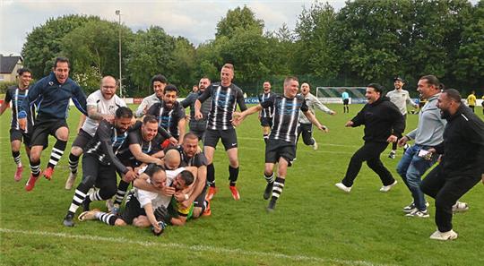 Es gibt kein Halten mehr: Halb Göttingerode stürzt sich auf Torwart Yasin Sahin. Foto: Epping