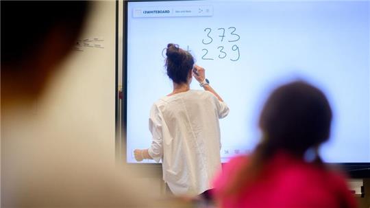 Es gibt mehr Lehrkräfte, aber auch mehr Schülerinnen und Schüler in Niedersachsen. (Symbolbild)