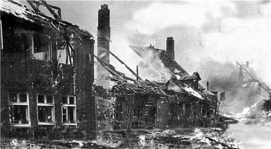 Es gibt nicht mehr viele Aufnahmen vom kontrollierten Brand des alten Molkenhauses, aber auf dieser – sie stammt aus dem Ahrens-Archiv –ist das Ausmaß des Feuers zu erkennen. Foto/Repro: Röttger