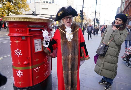 «Es gibt nichts Besseres, als Weihnachtskarten an Freunde und Familie zu schicken und ein bisschen festliche Freude zu versprühen», sagt die Londoner Bezirksrätin Patricia McAllister.
