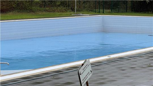 Das Foto zeigt ein leeres Schwimmbecken.