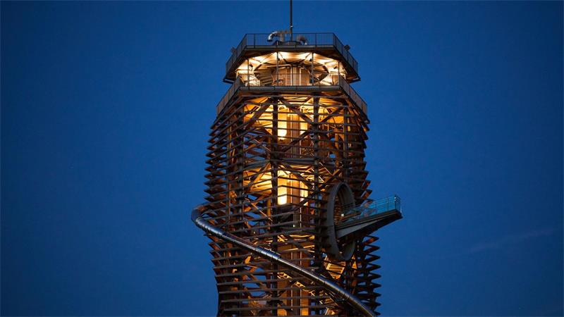 Es gibt verschiedene Angebote: Rutsche, Aussichtsplattform und mehr.