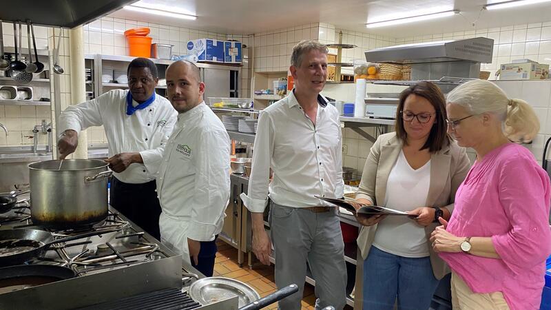 Ein Koch aus Mexiko gegen den Fachkräftemangel Es gibt viel zu besprechen in der Küche des „Alten Forsthauses“ in Braunlage (von links): Küchenchef Rafael Langa, Koch Misael Rincon, geschäftsführender Gesellschafter Oliver Nehmert, Hoteldirektorin Sajda Kuchenbäcker und Ines Capelle von der Agentur für Arbeit in Goslar.