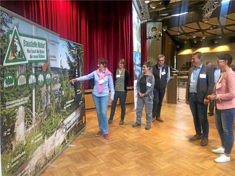 Der „Waldwandel“ provoziert Fragen Es gibt viel zu tun auf der „Baustelle Natur“: Zum Austausch während der Waldwandeltage im Kurhaus von Braunlage kommen Nationalparkleiter Dr. Roland Pietsch (2. v. re.) und die Referenten Carola Schmidt (re.) vom Harzer Tourismusverband, Dr. Franz Leibl (3. v.re.), Leiter Nationalpark Bayerischer Wald, Dr. Katharina Tiebel (3. v. li.), Technische Universität Dresden, Anne Graser (2. v. li.), Universität Göttingen, und Nationalpark-Mitarbeiterin Sabine Bauling zusammen. Foto: Stade