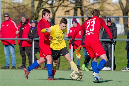 Es gibt wahrhaft leichtere Aufgaben: Jannis Lüer (Mi.) empfängt mit dem SV Rammelsberg am Sonntag den souveränen Spitzenreiter Germania Bleckenstedt. Foto: Drechsler