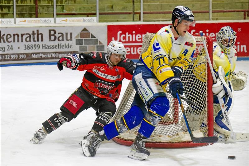 Es gibt wohl bald ein Wiedersehen. Falken-Angreifer Andreas Bippus (li.) und Adendorfs Domantas Cypas dürften in den Halbfinals der Regionalliga erneut aufeinandertreffen. Foto: Drechsler