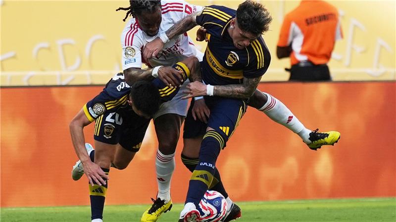 Bayern aufgepasst: Wilder Wut-Auftritt von Maradonas Erben Es ging rustikal zur Sache zwischen Boca und Benfica: Hier kämpft der frühere Bayern-Profi Renato Sanches (M) von Lissabon mit Carlos Palacios (r) und Alan Velasco um den Ball.
