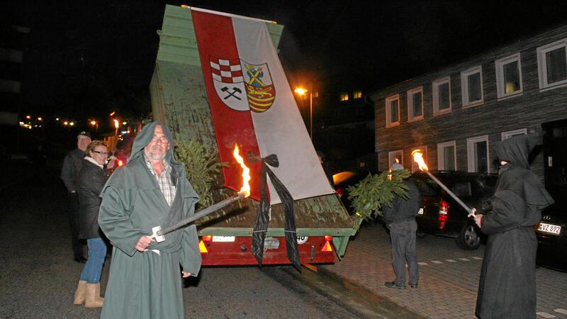 Es gleicht einem Trauermarsch: Am 31. Oktober 2011, dem letzten Tag der selbständigen Bergstadt St. Andreasberg, marschiert eine Gruppe von Bürgern mit Fackeln, einer Fahne der Bergstadt und Trauerflor durch den Ort.