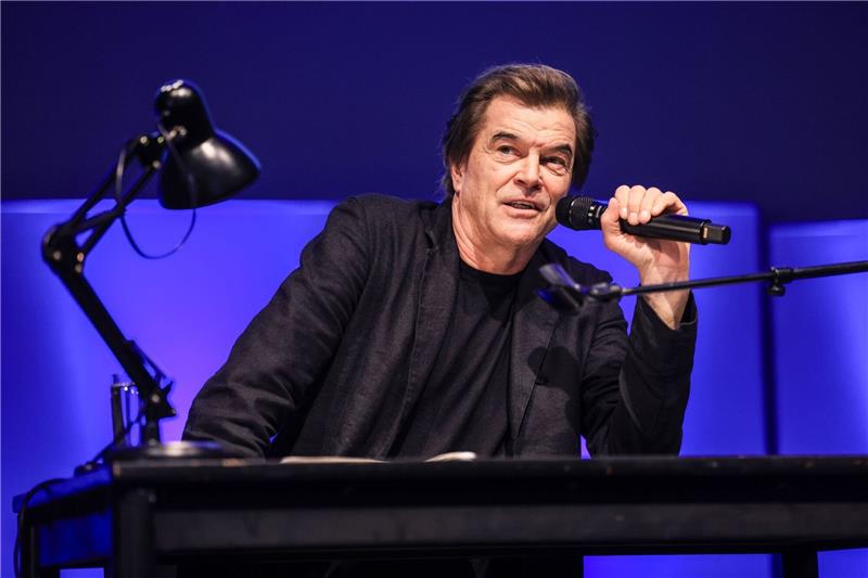 Campino hält Vorlesung über den „Lärm aus dem Internet” Es habe ihm kalte Schauer über den Rücken gejagt, als er ausprobiert habe, was KI bei der Musikproduktion schon leiste, sagt Campino.