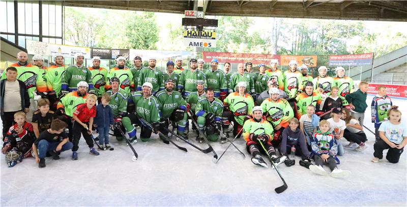Es hat Spaß gemacht: Die Spieler der Harzer Falken und der Braunlager Jungs stellen sich beim Jubiläumsspiel im Wurmbergstadion zum Gruppenbild. Die nächste Eishockey-Generation mischt auch schon kräftig mit.
